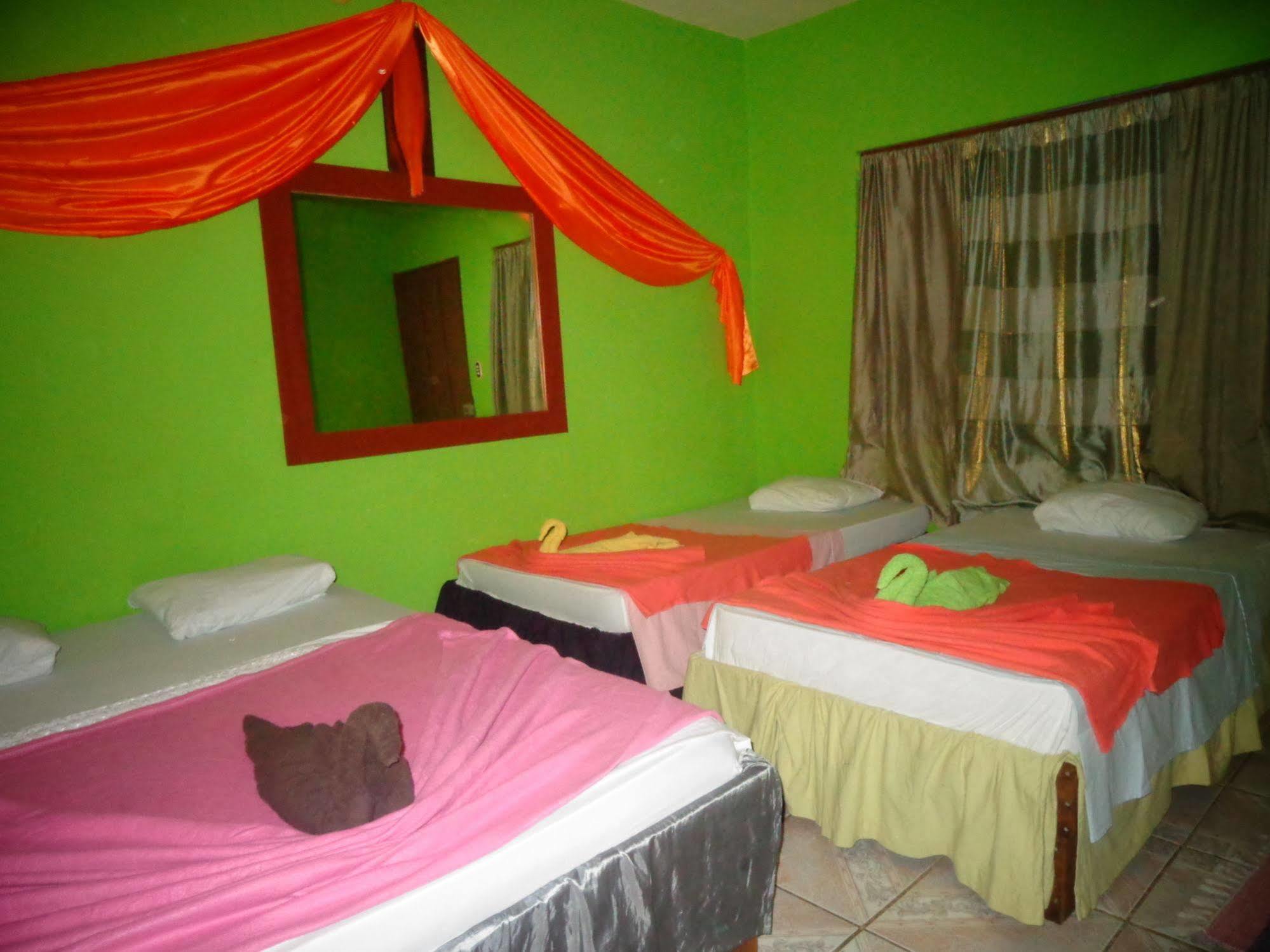 Cabinas Tortuguero Natural Hostel ภายนอก รูปภาพ